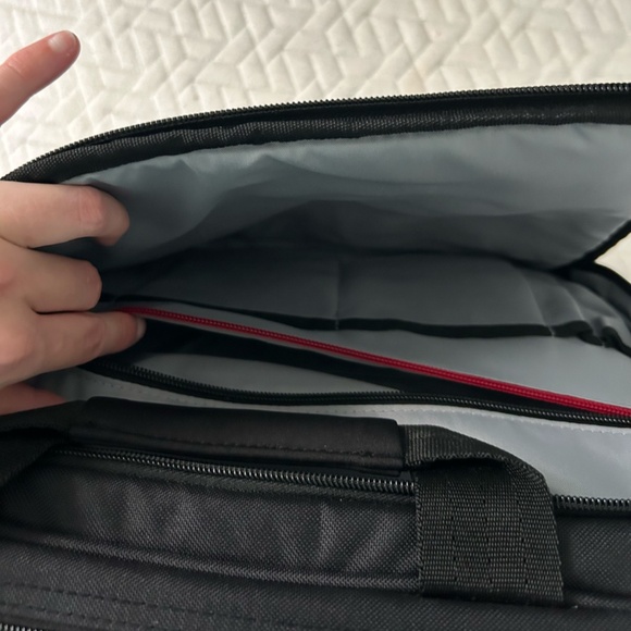 New Case Logic 17.3" Laptop and Tablet Case Black - Picture 4 of 5